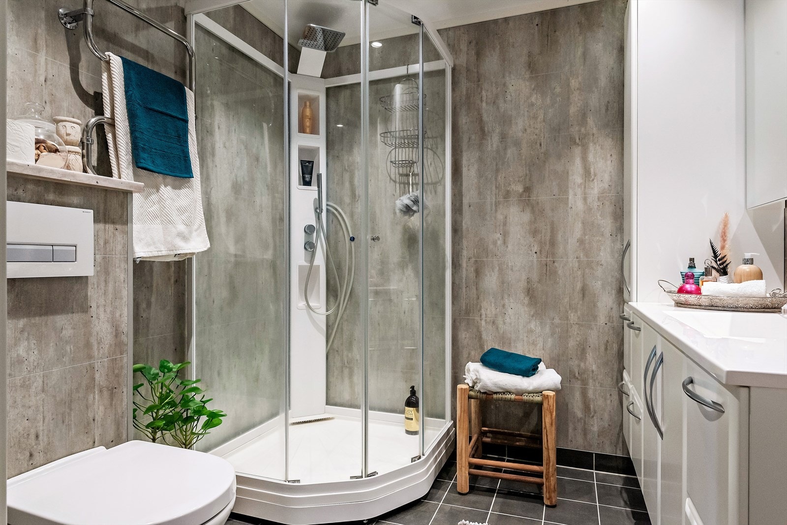Badet er moderne og tidløst utført med flislagt gulv og våtromsplater på vegger. Elektriske termostatstyrte varmekabler i gulv. Galleribilde