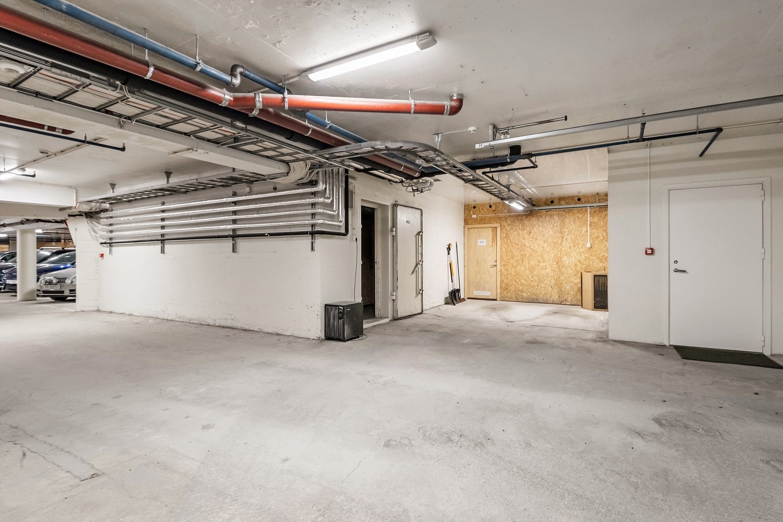 Felles oppvarmet parkeringskjeller med 1 parkeringsplass og 1 bod tilhørende leiligheten. Galleribilde