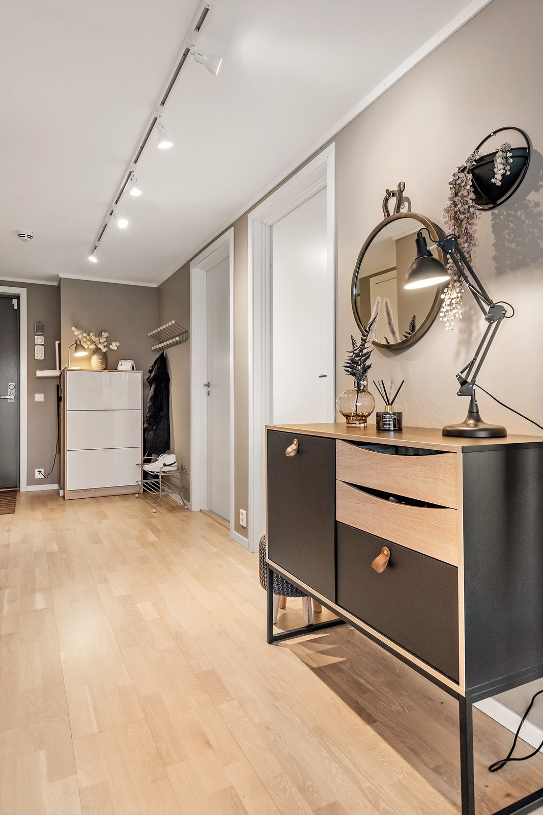 Hall med tilgang til soverom, toalettrom og bad. Galleribilde