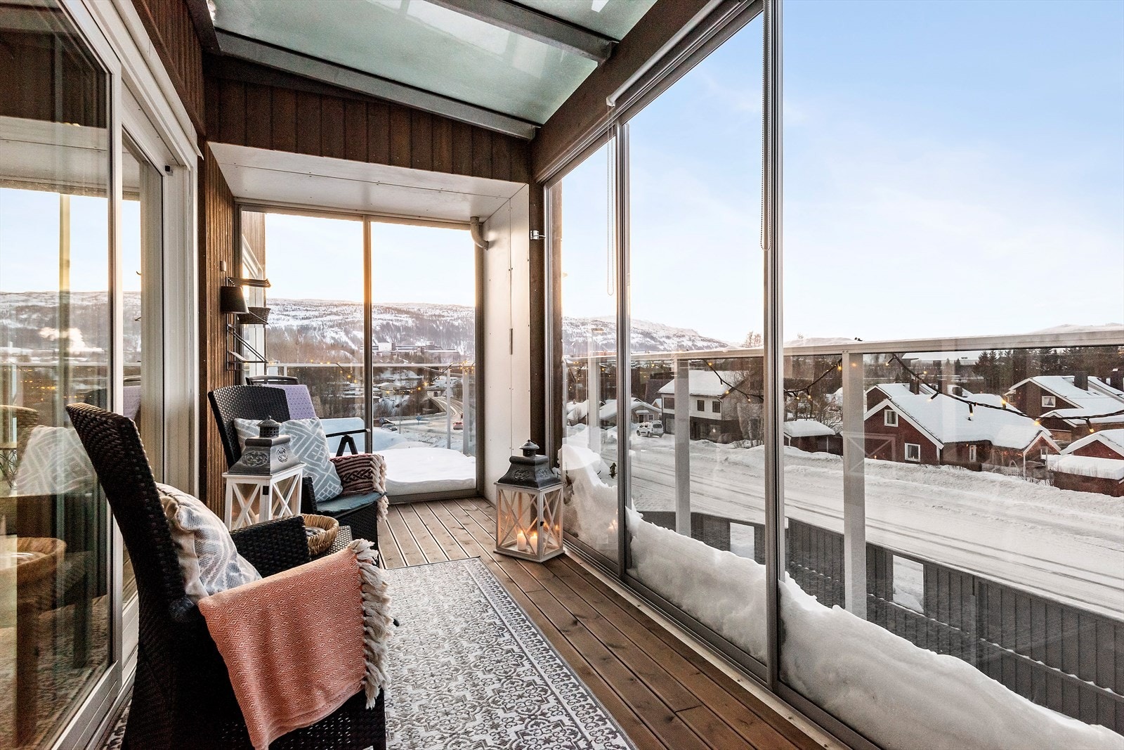 Et av tilvalgene som er gjort er at deler av veranda er blitt innglasset; noe som gir en forlenget bruk av arealet og ikke minst, kan man gå tørrskodd til bod på veranda. Galleribilde