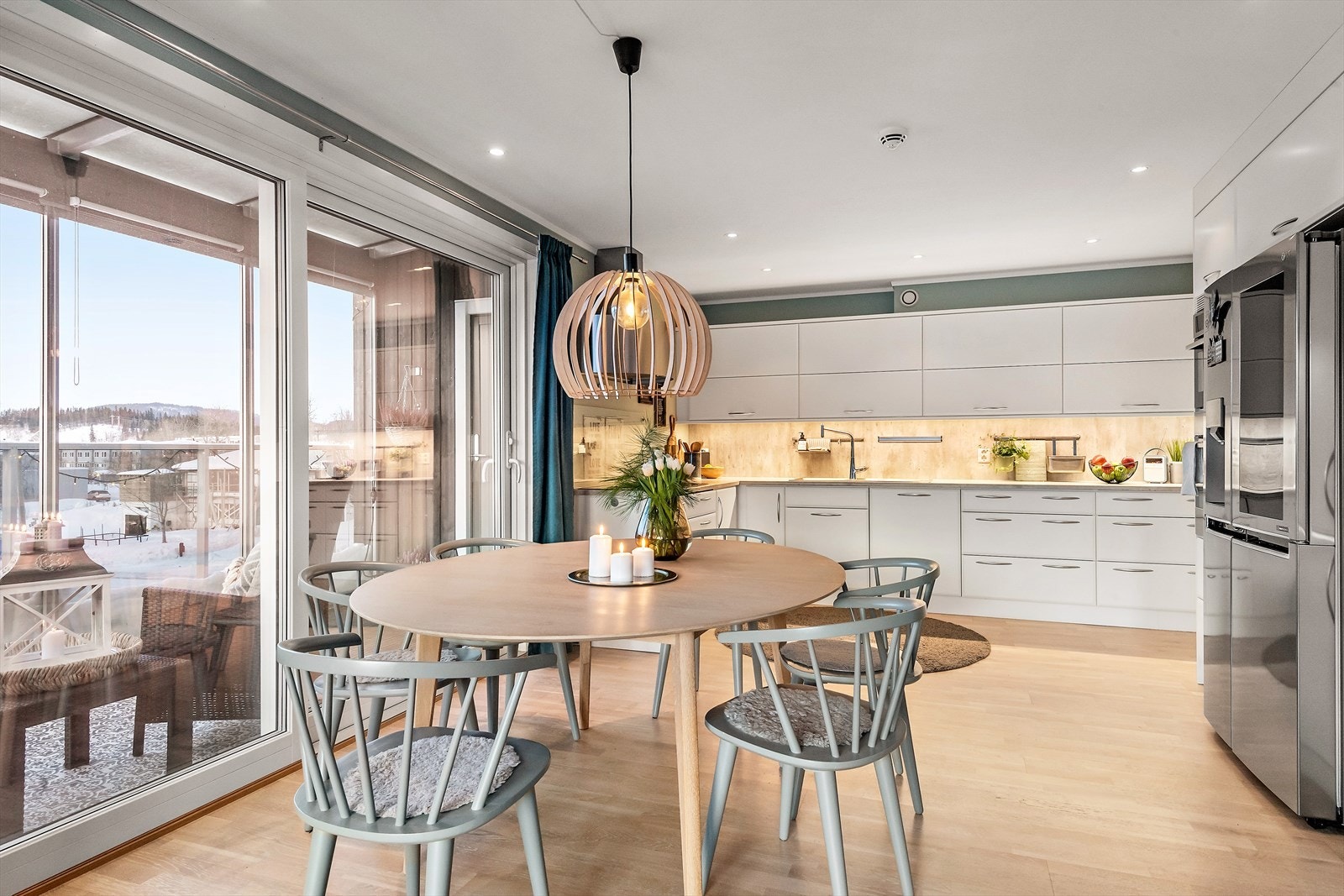 Leiligheten fremstår som moderne og tidløs i sine materialvalg, og har blant annet downlights og funksjonell kjøkkeninnredning. Galleribilde