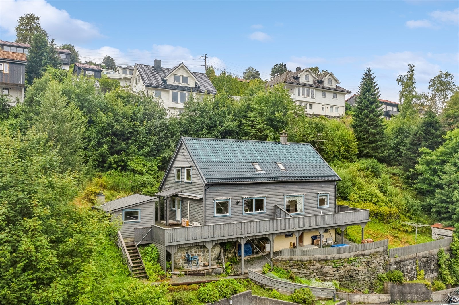 Opparbeidet hage med plen Galleribilde