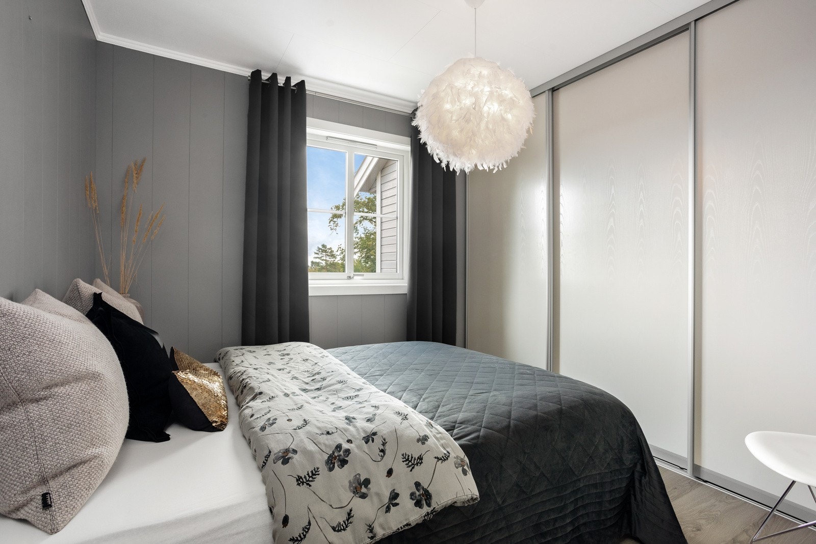 Soverom 2 med stor skyvedørsgarderobe Galleribilde