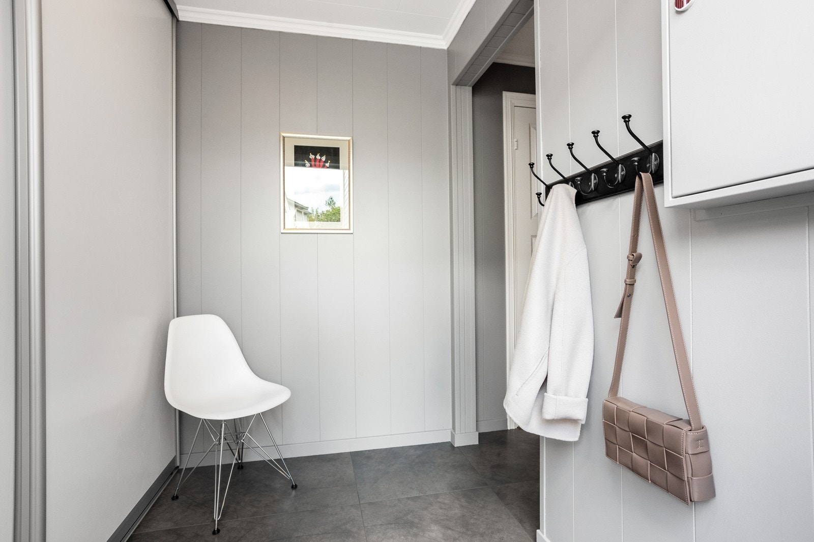 Entreen har en stor og god skyvedørsgarderobe Galleribilde