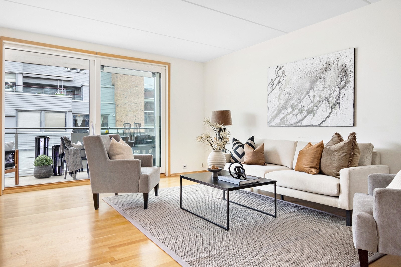 Leiligheten har en åpen og luftig stue med god plass til sofa, stuebord, tv-benk m.m. Galleribilde