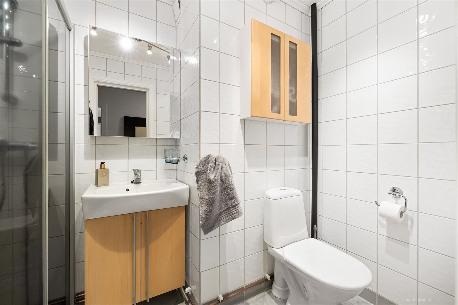 Moderne flislagt bad med varmekabler Galleribilde