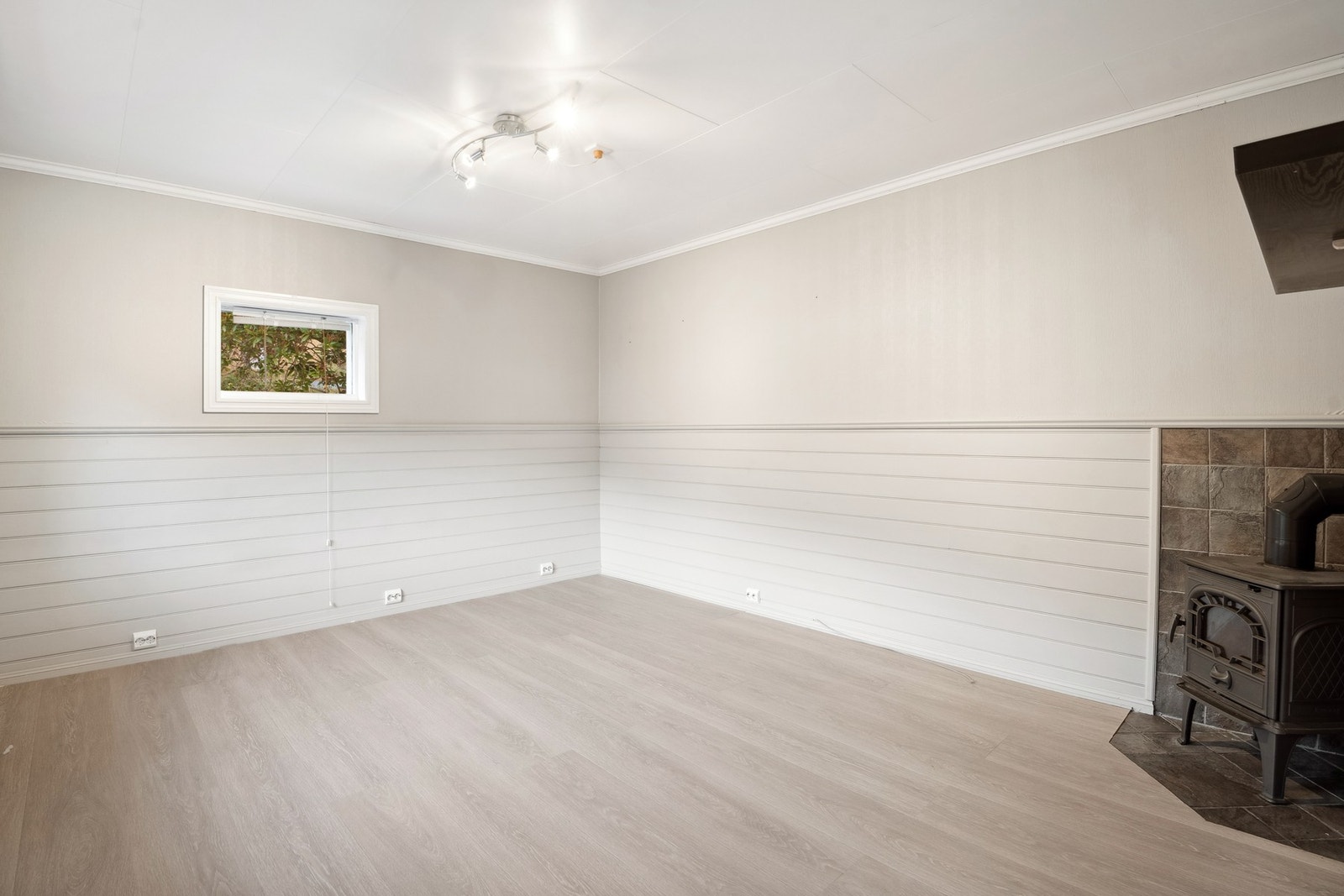 Hyggelig vedovn på stuen. Galleribilde