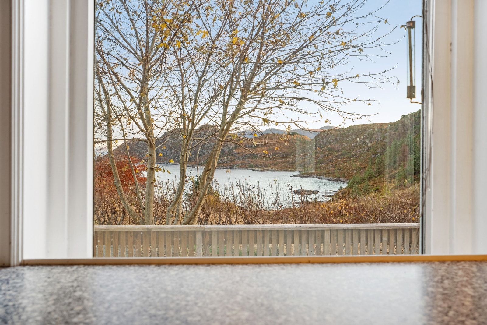 Eiendommen ligger i landlige og rolige omgivelser på Bølandet.. Busstopp like ved eiendommen. Galleribilde