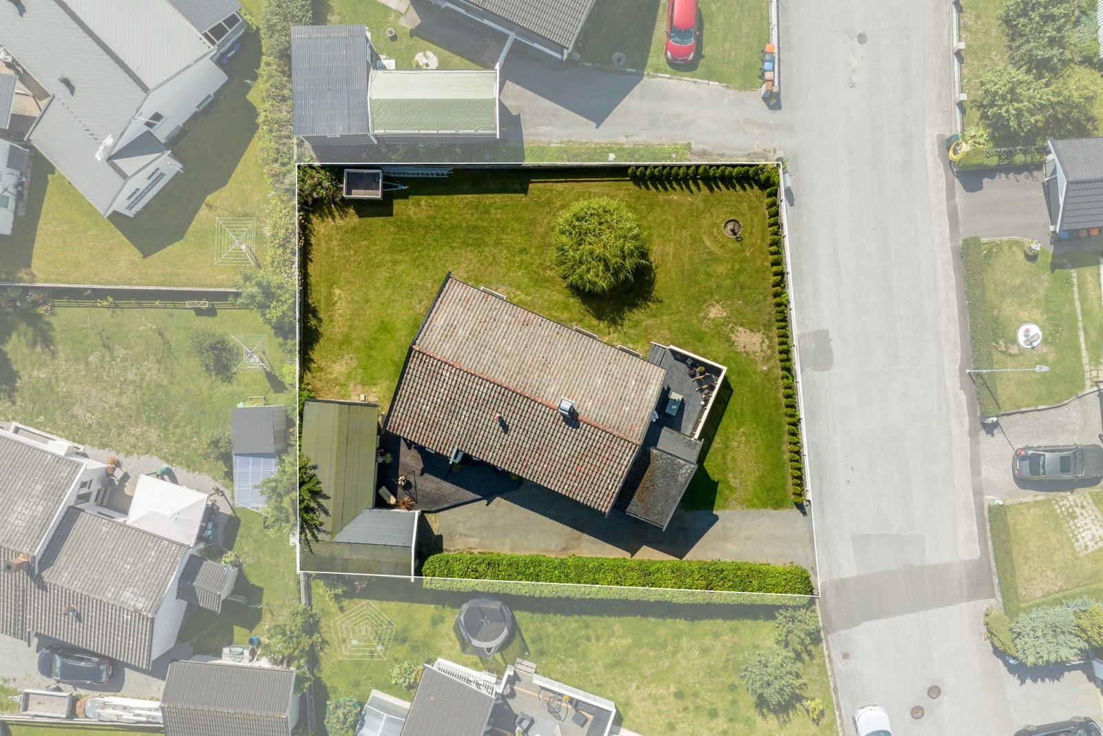 Eiendommen sett rett ovenfra med omtrentlig tomtegrense. Galleribilde
