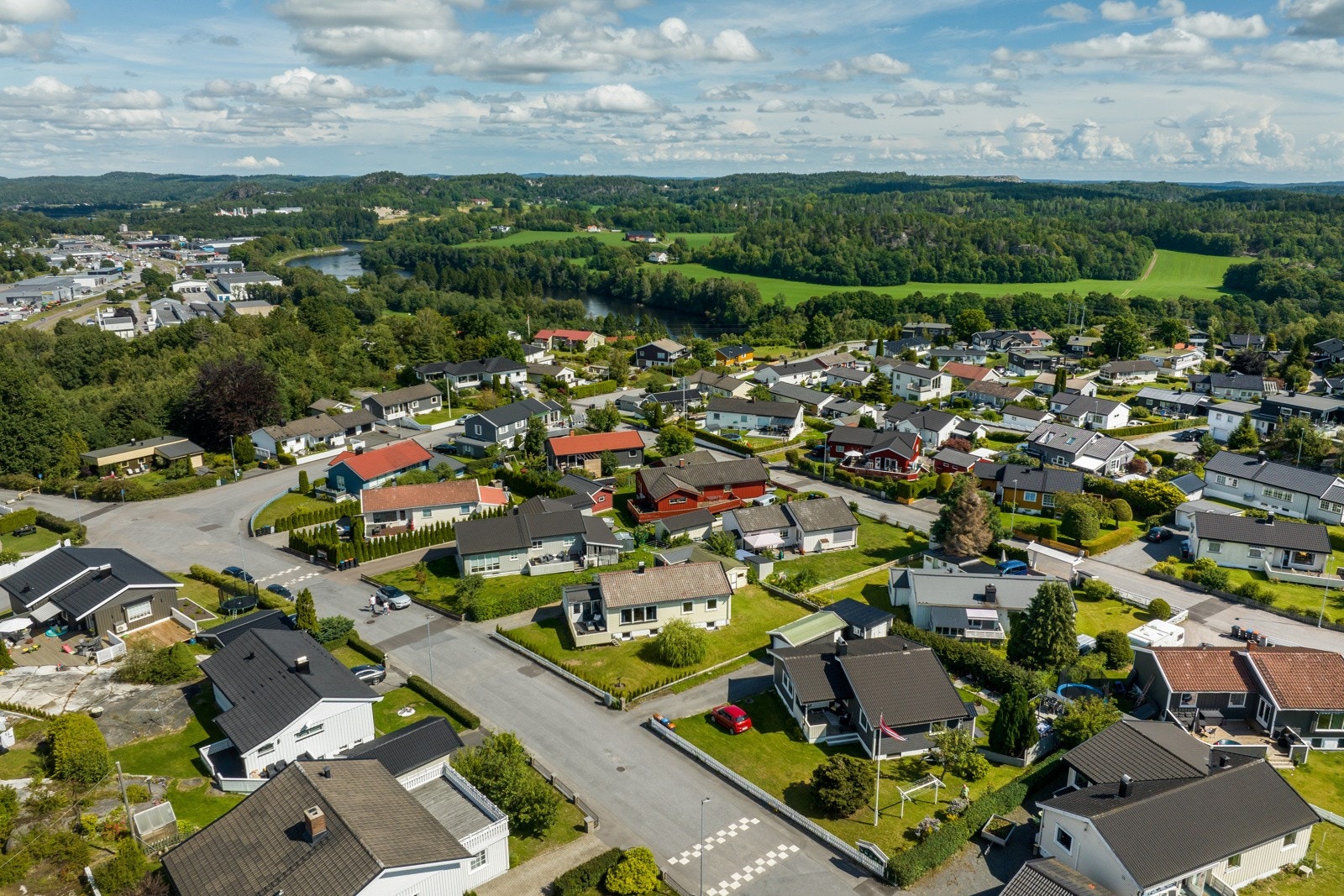 Eiendommen ligger fint til på øvre del av Hovland. Galleribilde