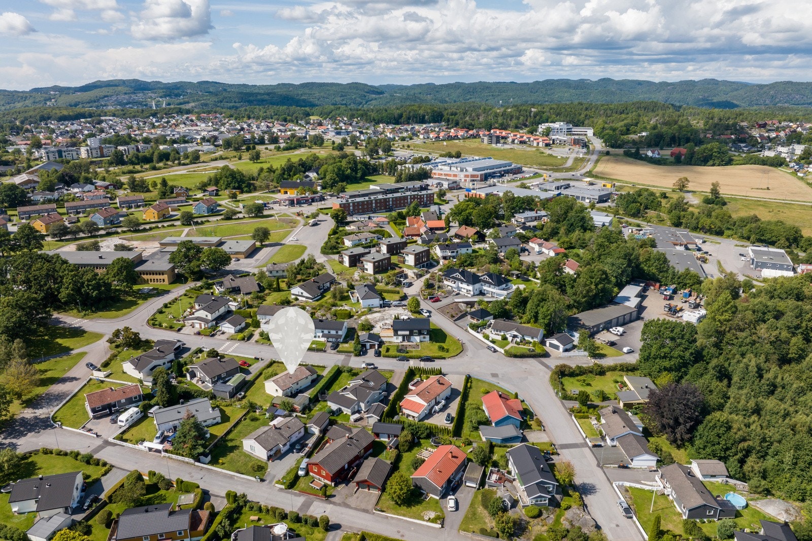 Eiendommen ligger høyt oppe på Hovland. Her ser vi at det er kort vei til Nordbyen kjøpesenter, barneskole, ungdomsskole og diverse butikker m.m. Galleribilde