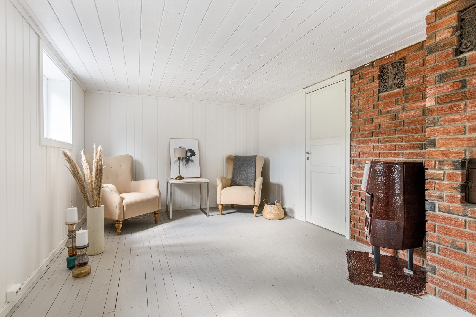 Kjellerstue med mange bruksmuligheter for store og små. Det er satt inn større vinduer og laget lysgrav utenfor. Galleribilde