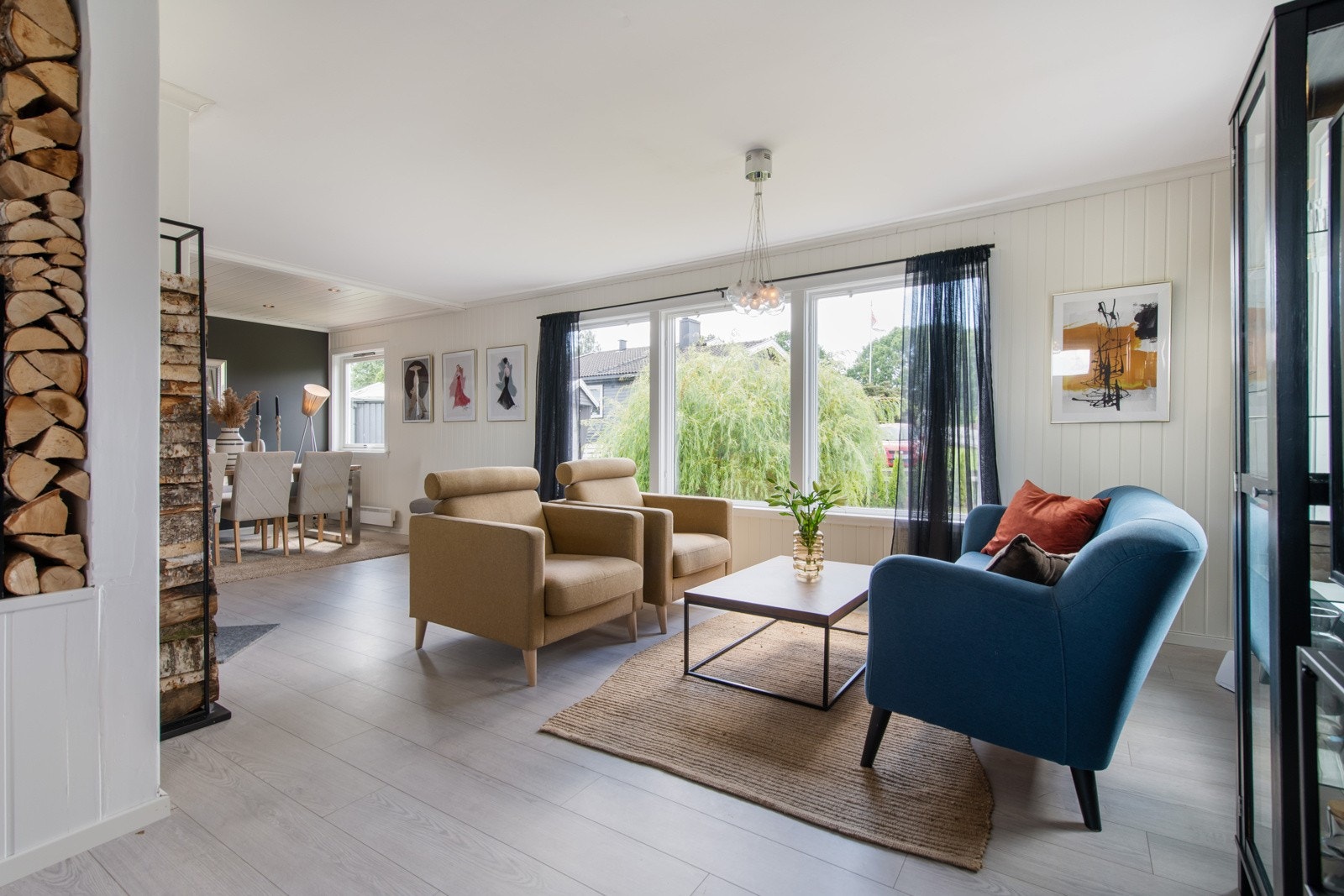 Boligen er særskilt påkostet innvendig de siste årene. Her kan vi se stuen i lys og moderne utførelse. Hele stuen er pusset opp de siste årene. Galleribilde