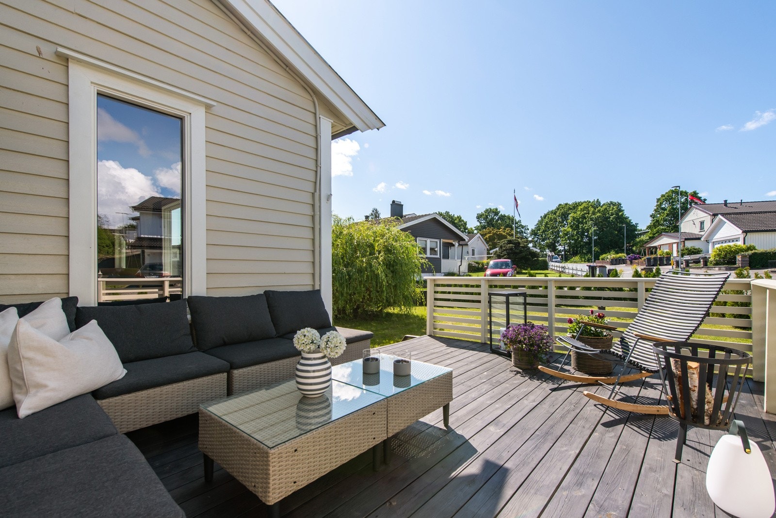 Solrik og deilig veranda i tilknytning til hagestuen. Galleribilde