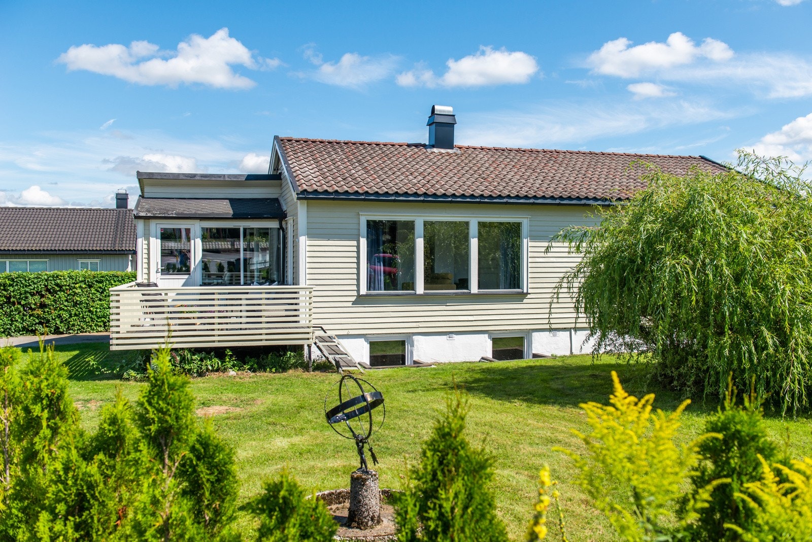Fasade og romslig hage. Galleribilde