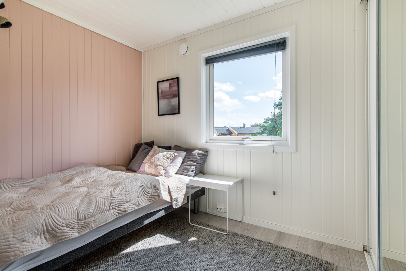 Soverom nr 2 er også pusset opp nylig og innredet med skyvedørsgarderobe. Rommet passer utmerket til barnerom, gjesterom eller kontor. Galleribilde