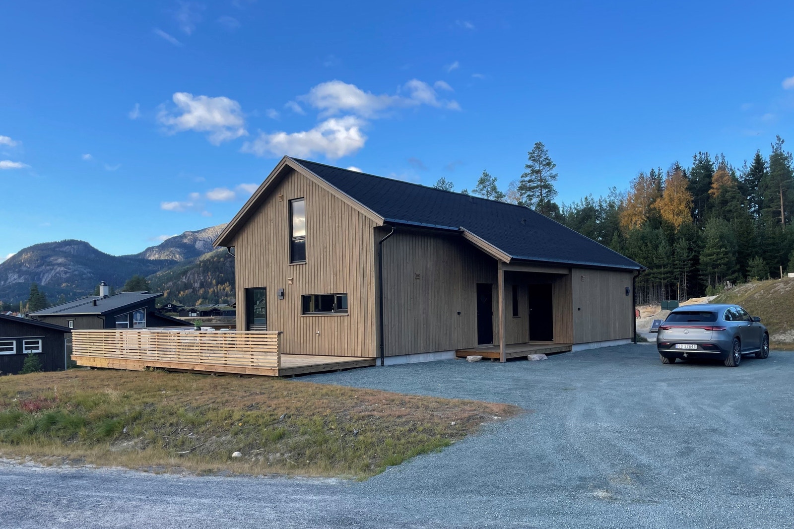 Stor og fin oppstillingsplass til flere biler Galleribilde