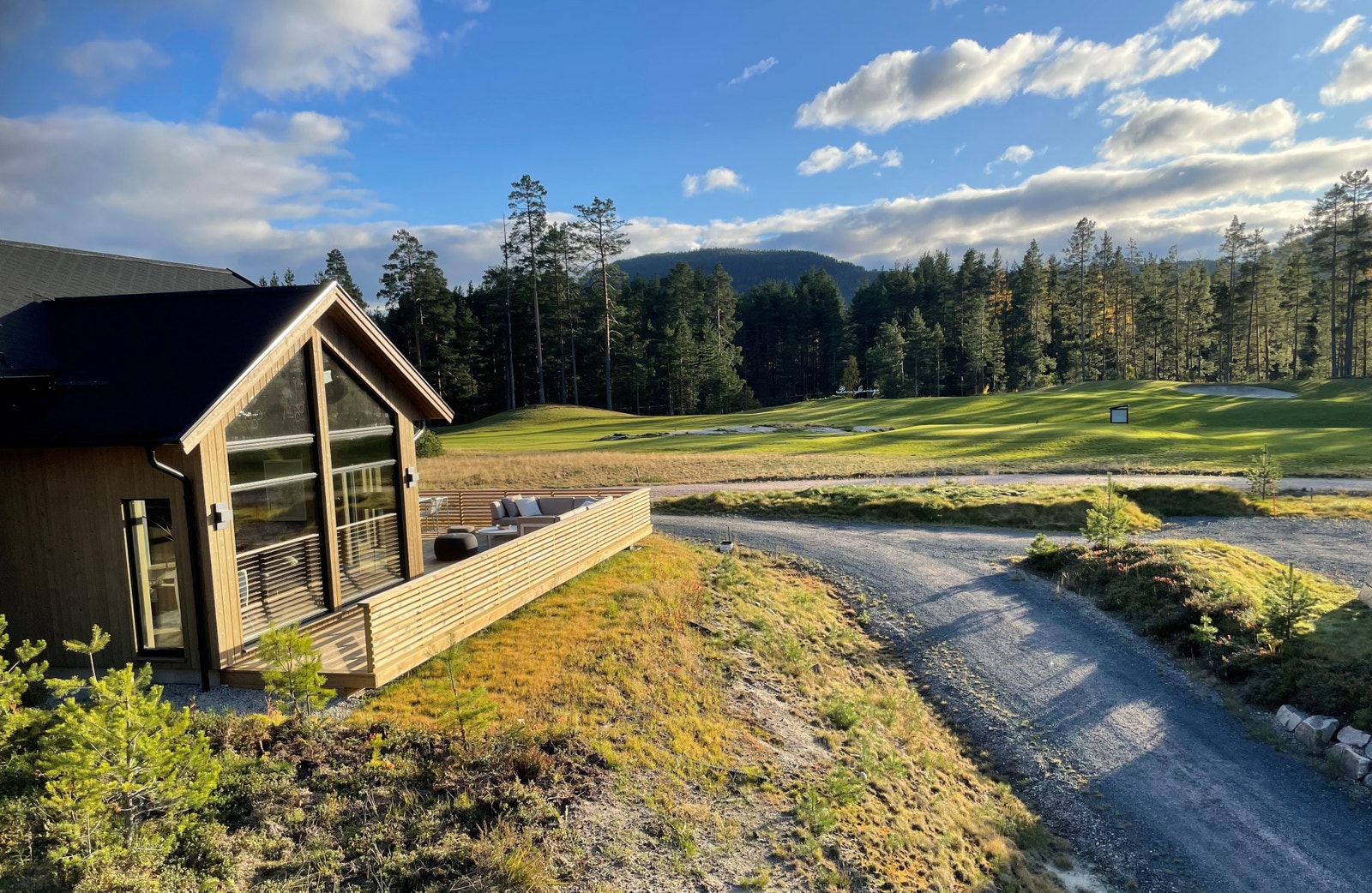 Flott moderne hytte med nydelig utsikt - golfbanen rett til høyre i bildet. Galleribilde