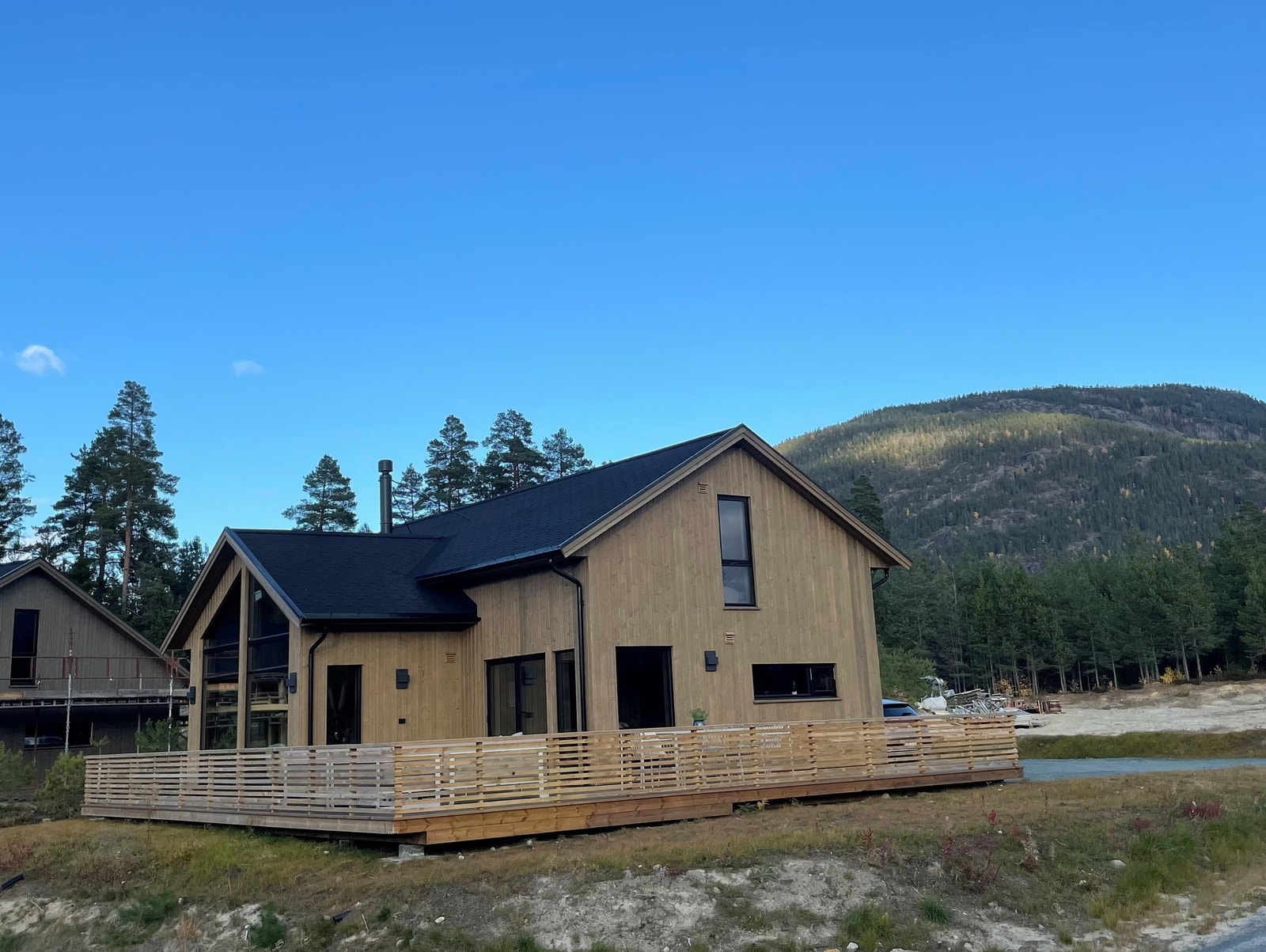 Flott hytte med terrasser på 2 sider Galleribilde