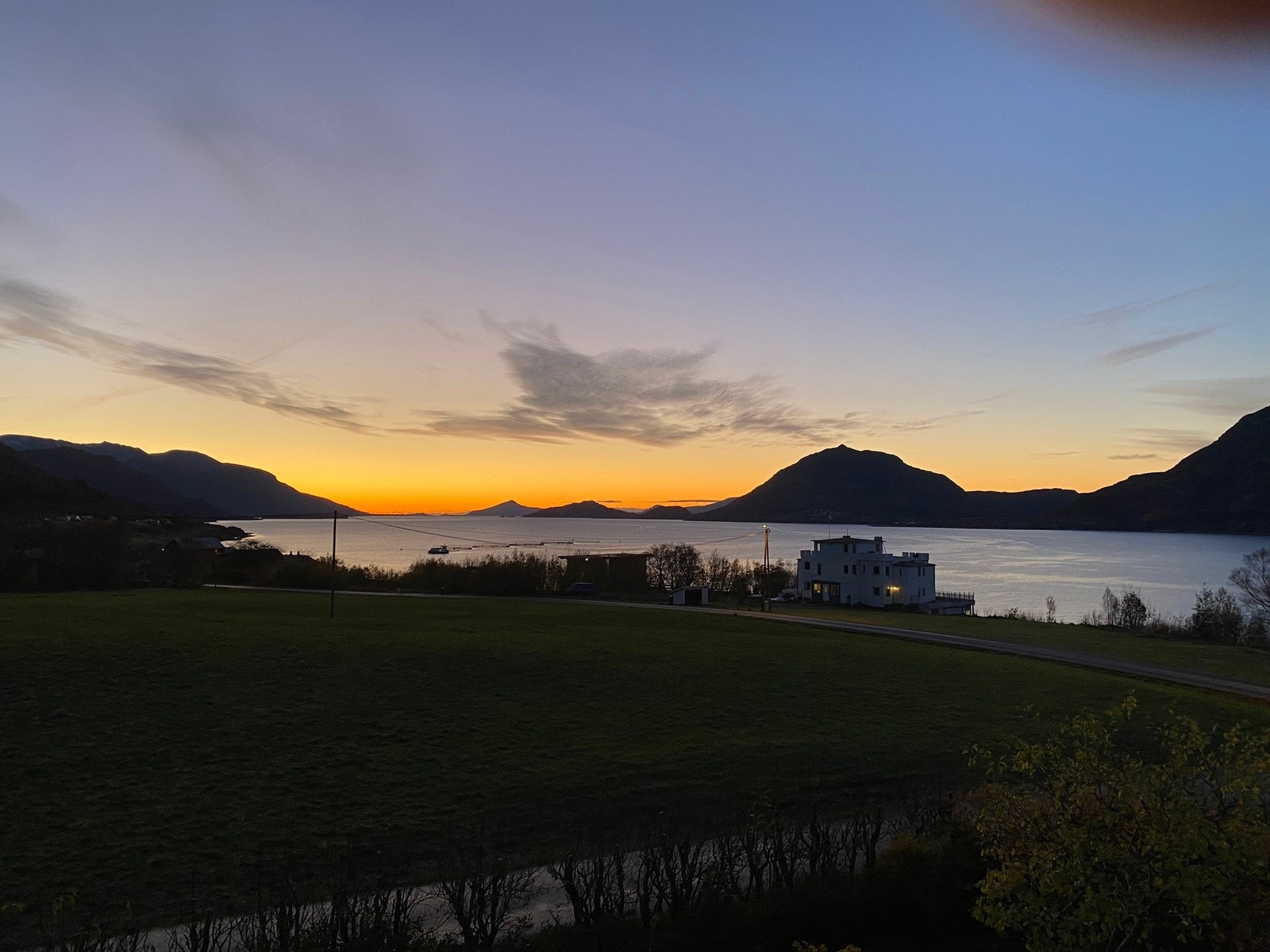 Solnedgang i oktober over Drynaholmene Galleribilde