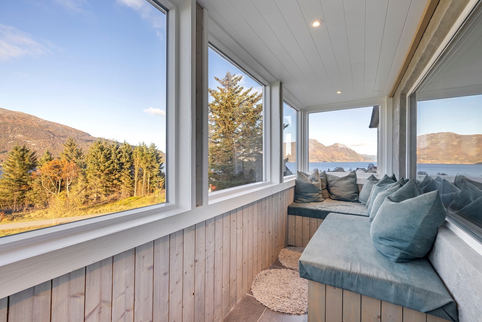 Glassveranda med plassbygget daybed Galleribilde