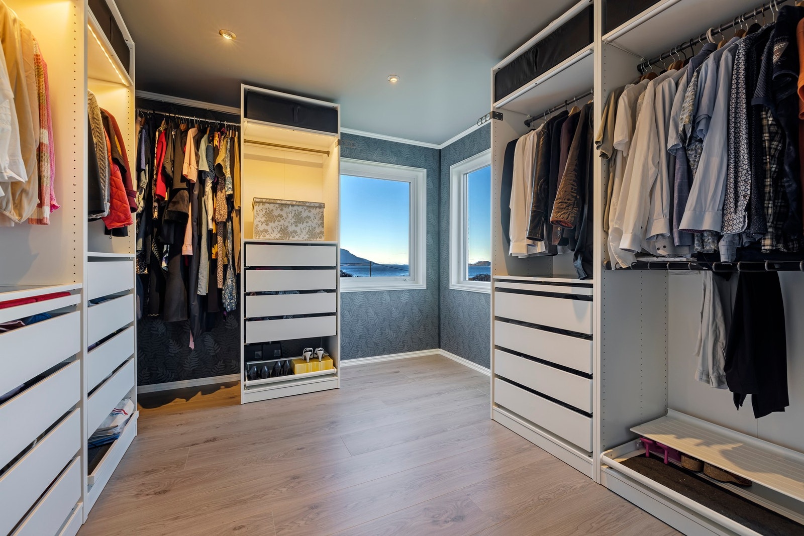 Walk in garderobe med panoramautsikt mot nordvest Galleribilde