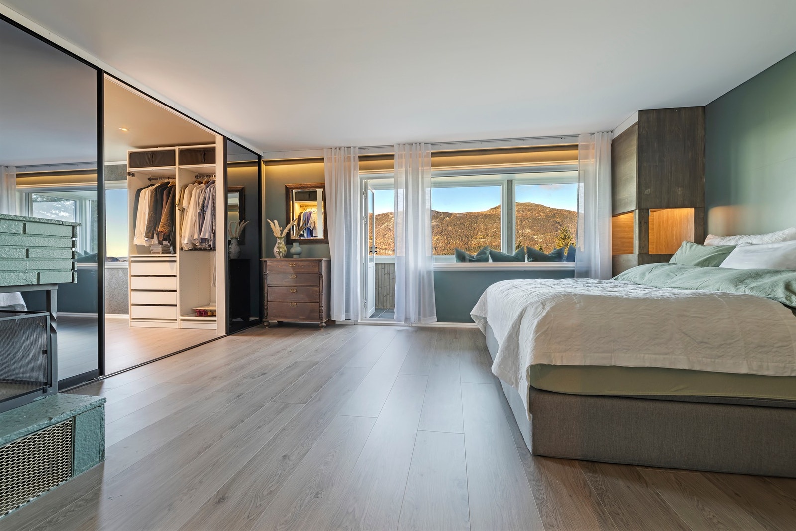 Hovedsoverom med stort walk in closet og glassveranda Galleribilde