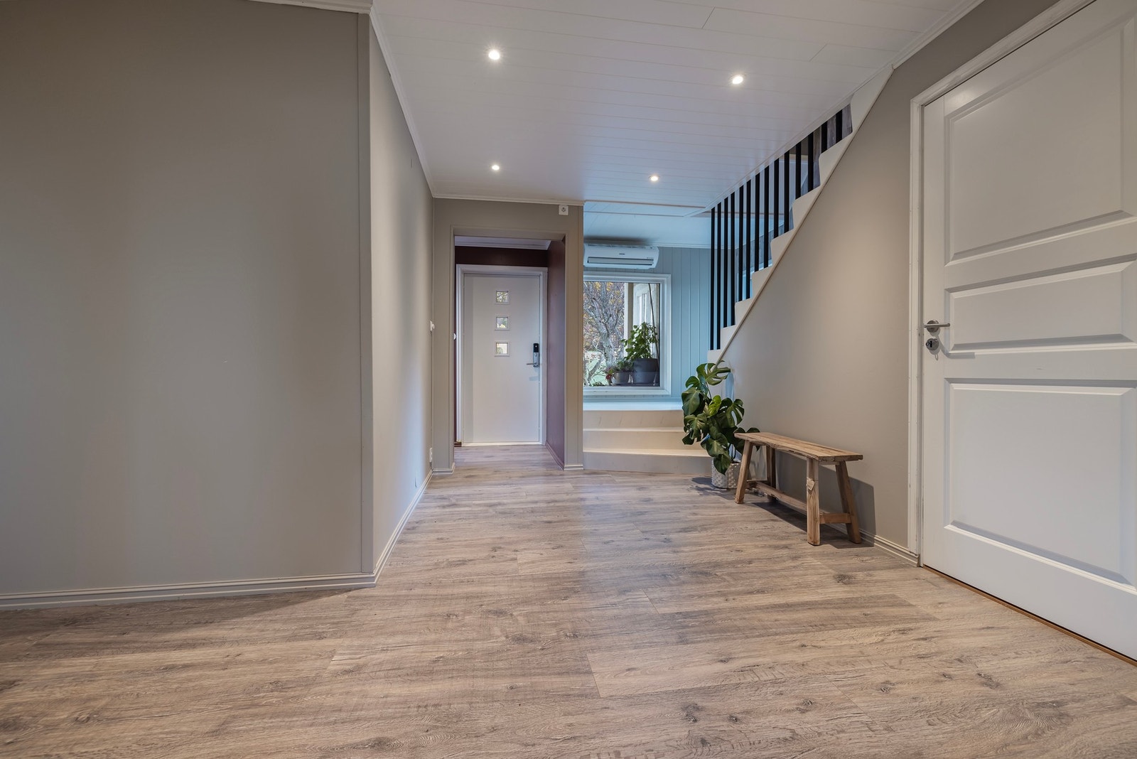 Hall mot inngangsdøren/entre. Bildet tatt fra stuen Galleribilde