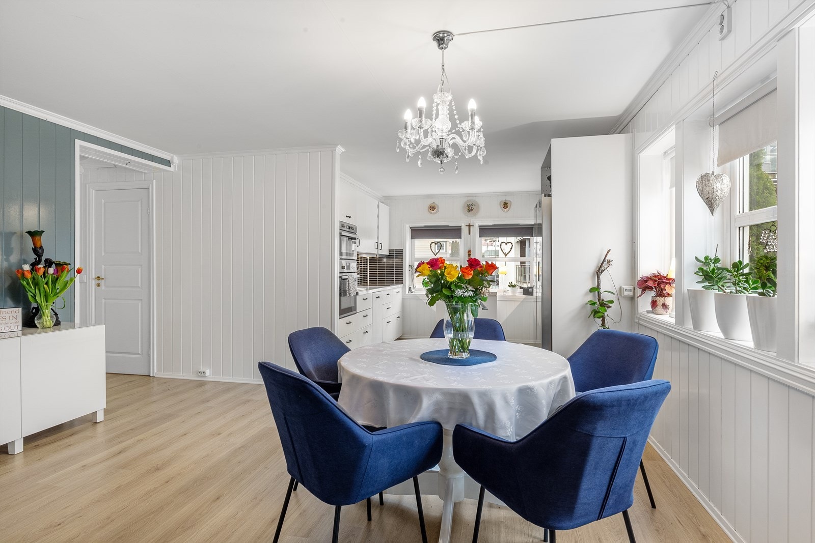 Stor stue med god plass til både sitte og spisegruppe. Galleribilde