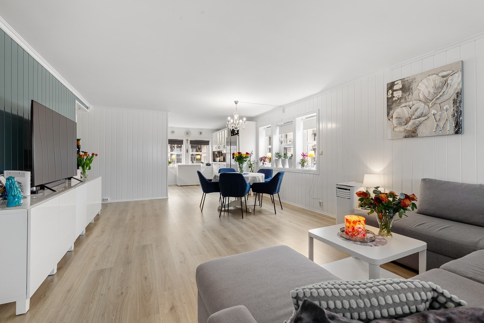 Leiligheten ligger i 2.etasje. Videre har leiligheten to stk soverom, romslig stue og et pent kjøkken med åpenløsning mot stuen. Galleribilde