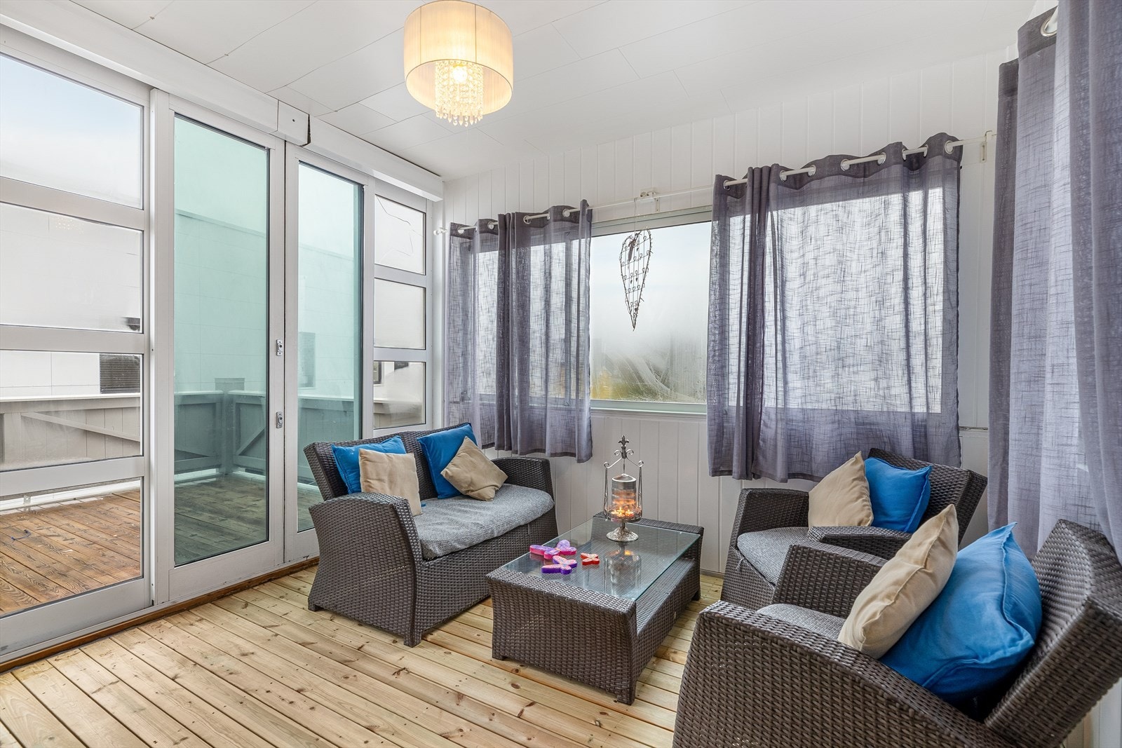 Boligen er gjennomgående og har rikelig med naturlig lys fra begge sider. Galleribilde