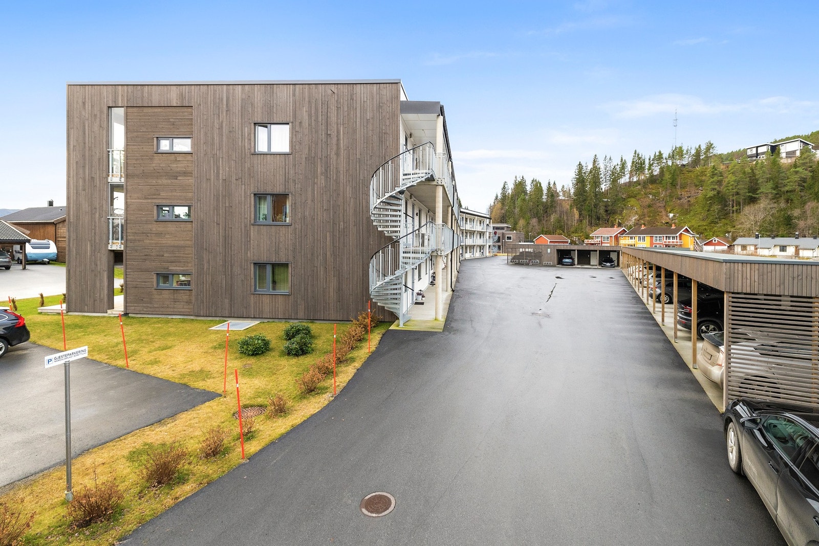 Leiligheten ligger i 2. etasje, som del av 3- etasjes boligblokk fra 2020 Galleribilde