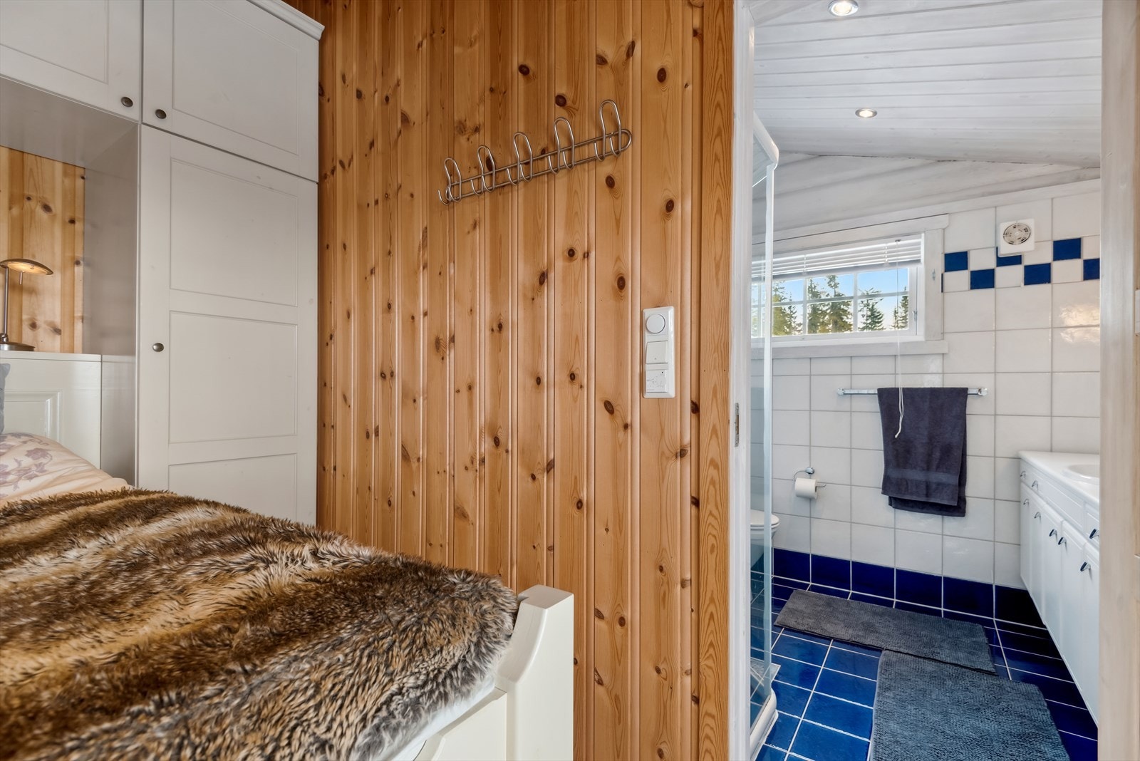 Hovedsoverommet har tilknytning til eget baderom som har fliser på gulv og vegger, varmekabler og downlights i himlingen. Galleribilde