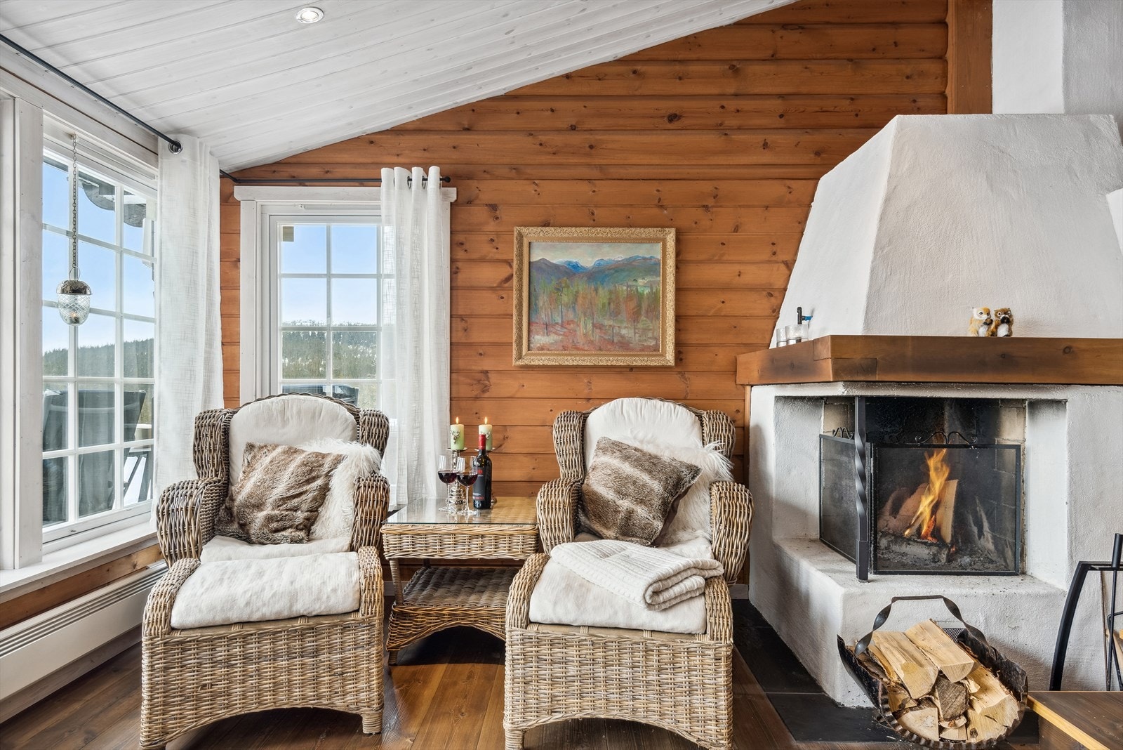 I hjørnet av stuen har du en koselig åpen peis som bidrar til ekstra kos og hygge. Galleribilde