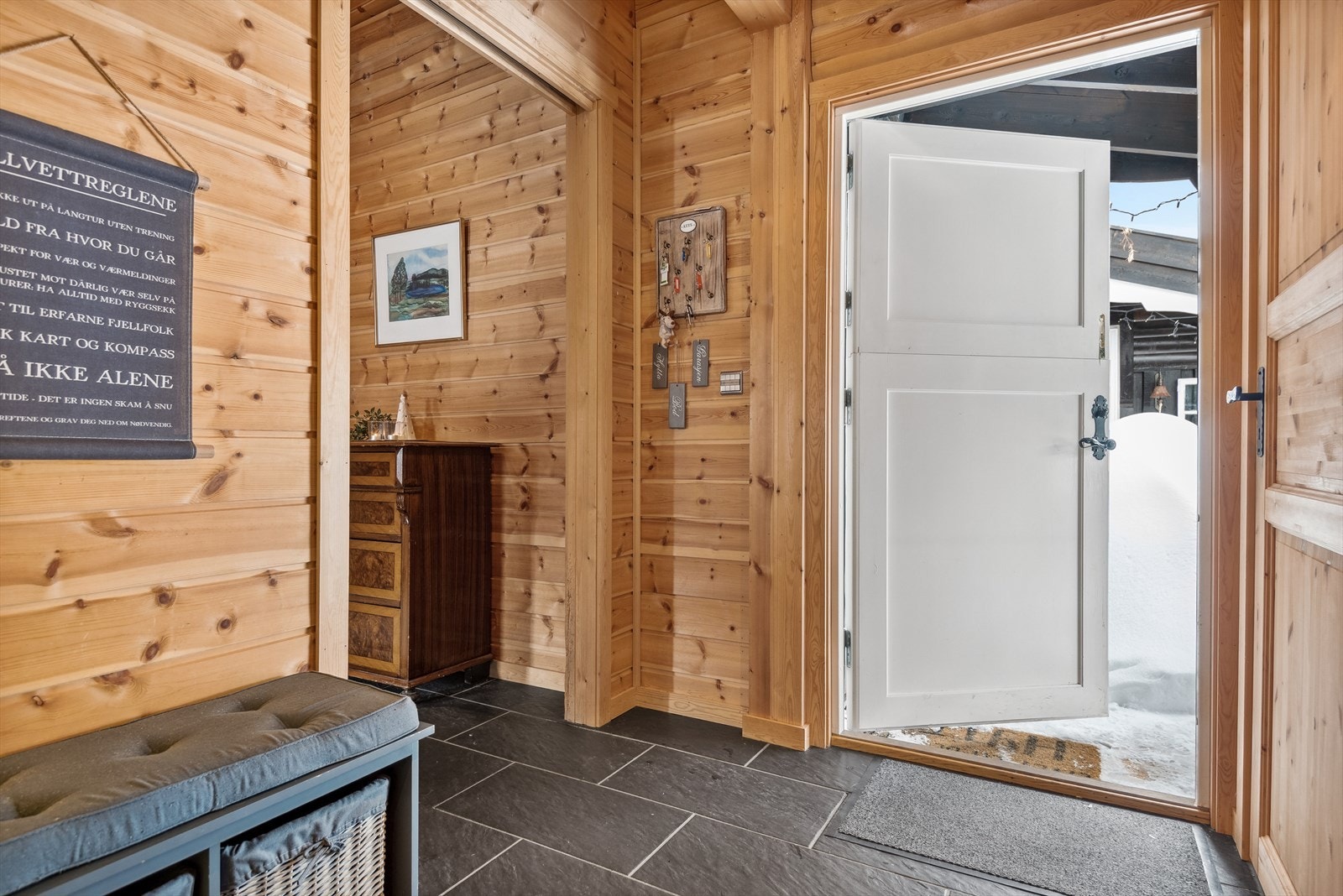 Du ønskes velkommen inn i en praktisk entré med mørke fliser på gulv og downlights i himlingen. God plass til sko og yttertøy i medfølgende skyvedørsgarderobe. Adkomst til en praktisk bod med gulvareal på ca. 5m² (ikke målverdig areal). Galleribilde