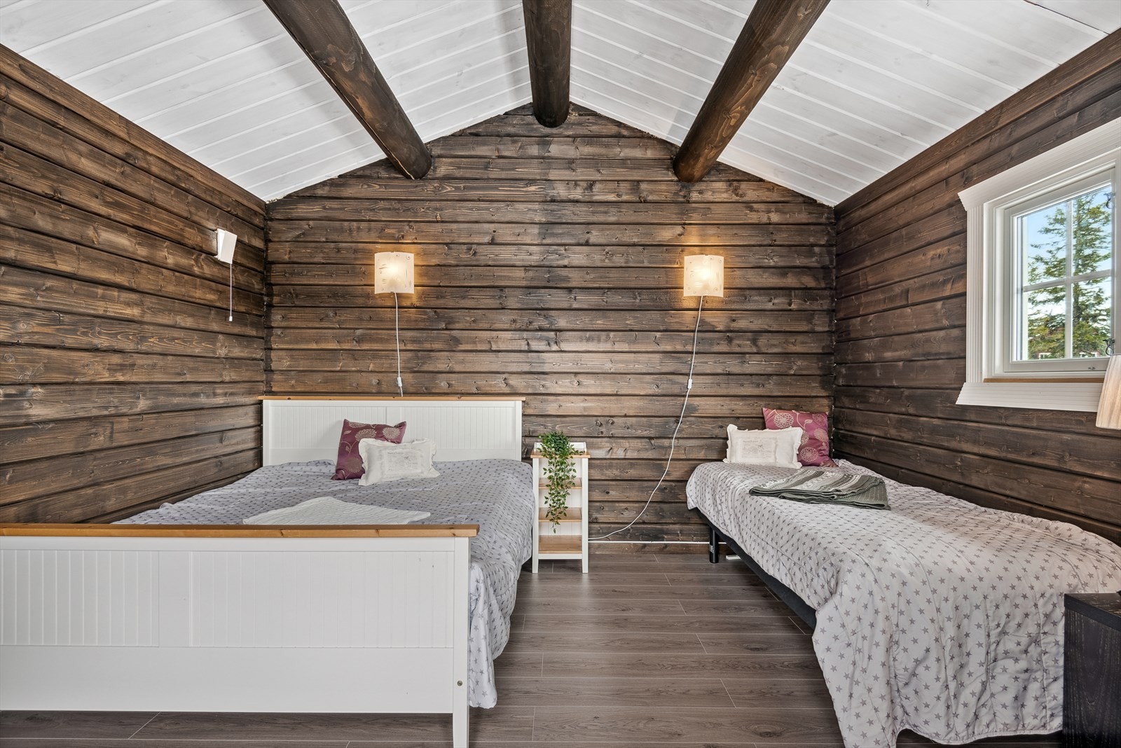 Laftet gjestestue/anneks på 14m² fra 2019/20 med strøm og varmekabler. Galleribilde