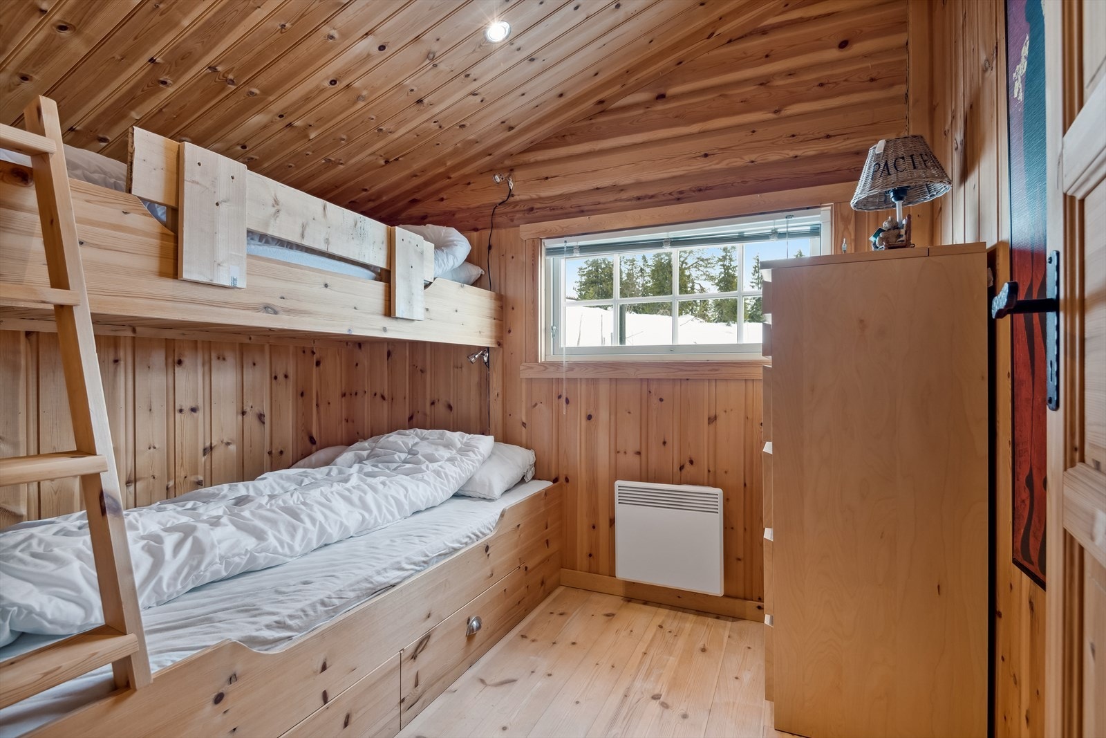 Køyesengene har 120cm underkøyer og 90cm overkøyer, som gir 3 sengeplasser per rom. Galleribilde