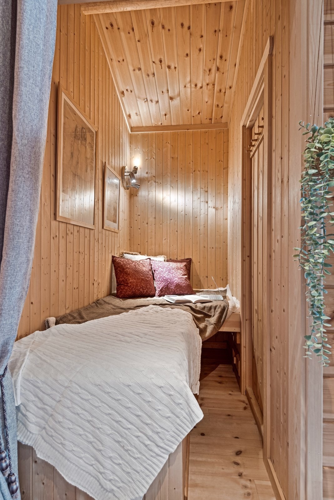 Fra baderommet har du adkomst til en mellomgang som i dag er innredet med lesekrok, men som er byggemeldt som badstue. Galleribilde