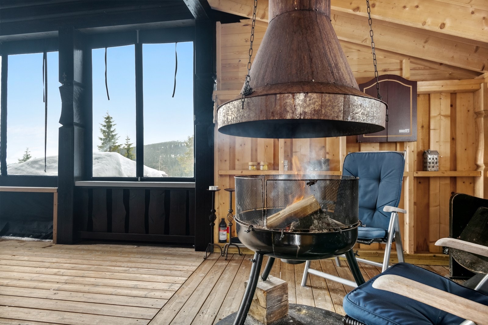 Fra spisestuen har du adkomst til en flott terrasse som strekker seg langs hjørnet av hytta. Den første delen av terrassen er overbygget og består av en hyggelig grillstue med grill og pipe fra 2011. Enkelt adkomst til jacuzzi utenfor. Galleribilde