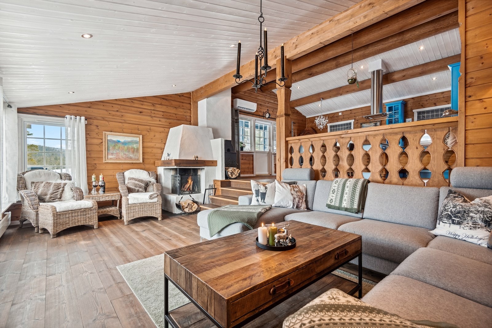 En stor, lys og flott stue som er perfekt for både avkobling og hygge! Galleribilde