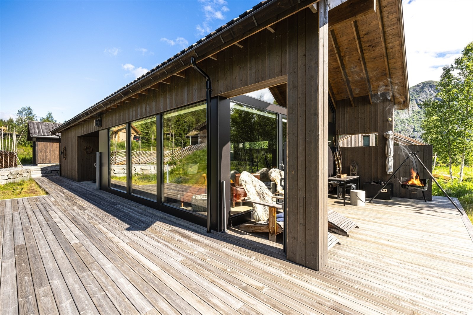 Romslig terrasse, overbygget i gavelveggen Galleribilde