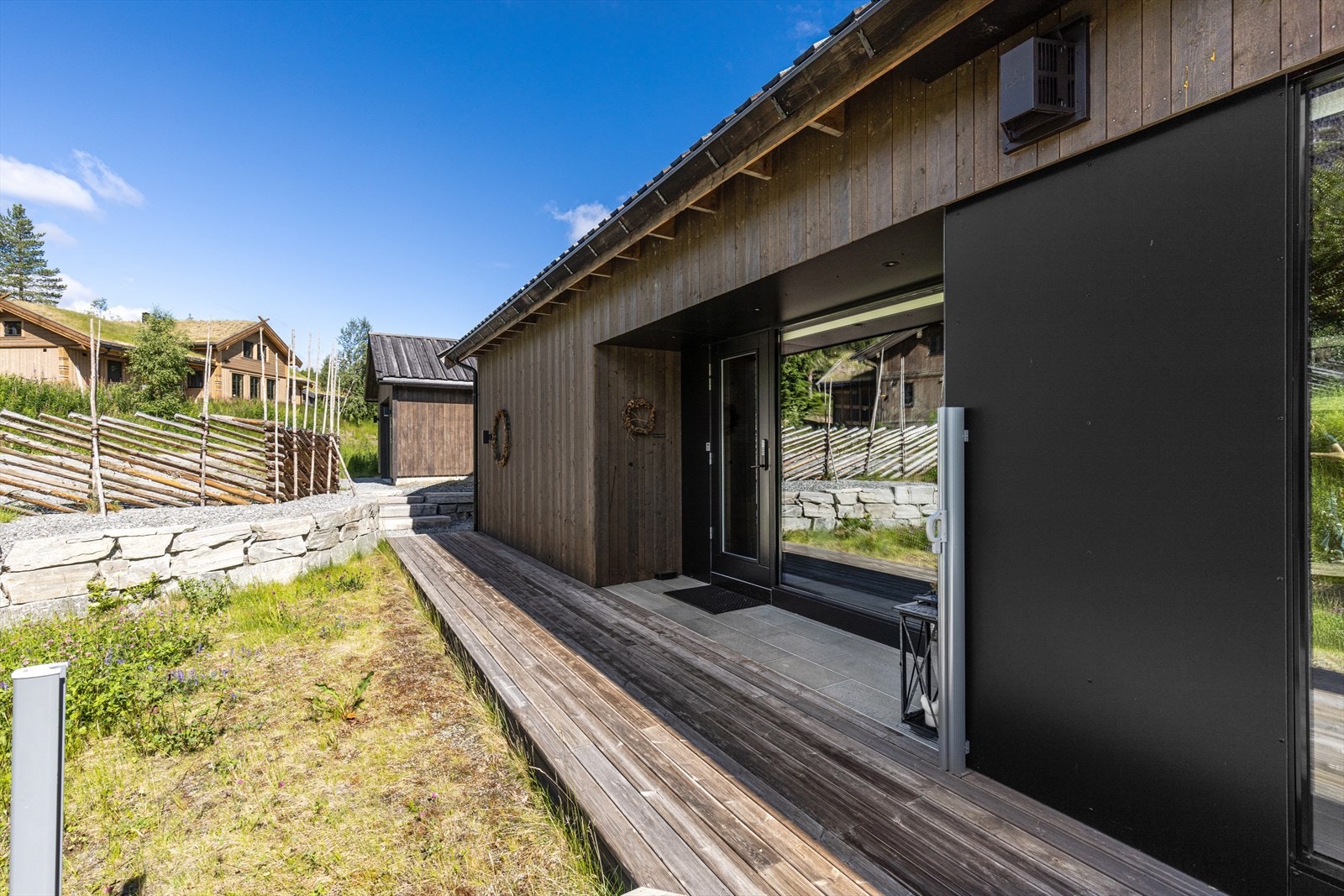 Utvendig er det flere soner med uttrekkbare vindbarrierer Galleribilde