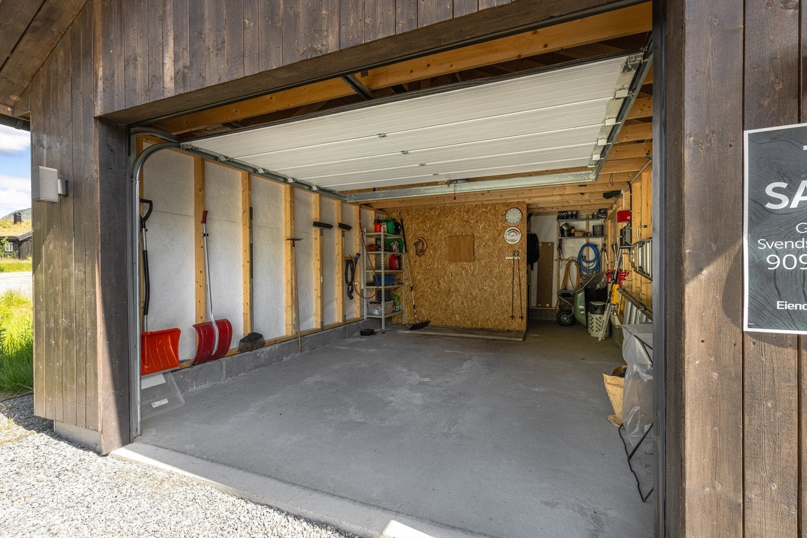 Garasje med elbil-lader. Eget lagringsrom på baksiden med romslig plass og hyller Galleribilde