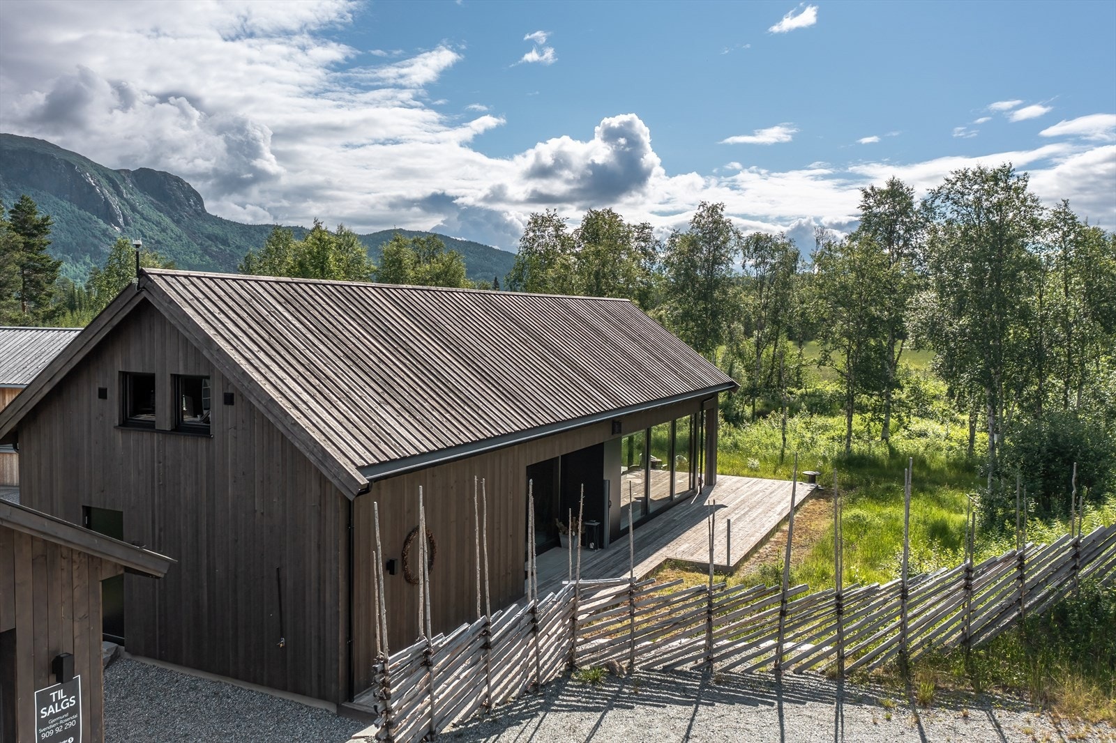 Oppbygd biloppstillingsplass med skigard Galleribilde
