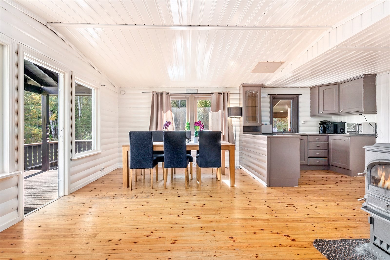 Fra entreen er det adkomst til kjøkkenet og spisestuen, som ligger i en sosial åpen løsning. Galleribilde