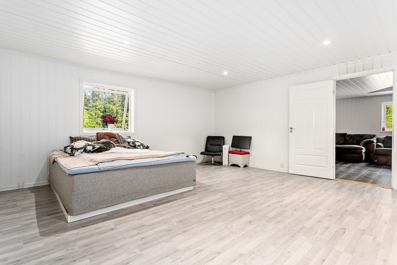 Lyst og meget romslig rom i tilbygget, rommet har god plass til dobbeltseng med tilhørende nattbord. Galleribilde
