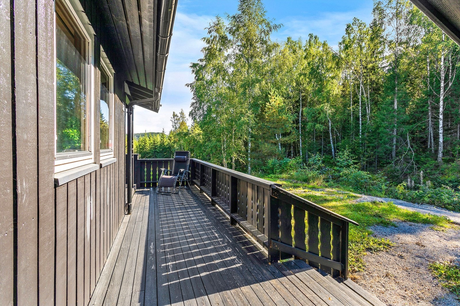Solforholdene synes å være middels gode i og med at store trær/skog skaper tidvis skygge. Galleribilde