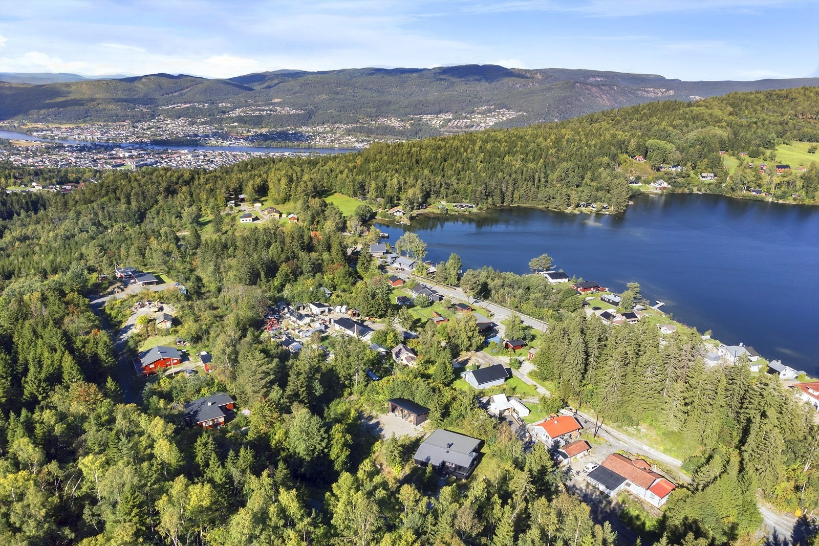 Eiendommen er pent beliggende ved Sirikjerkeveien, i umiddelbar nærhet av vei-bommen ved Hagatjern. Eiendommen består av flere gårds-og bruksnummer Galleribilde