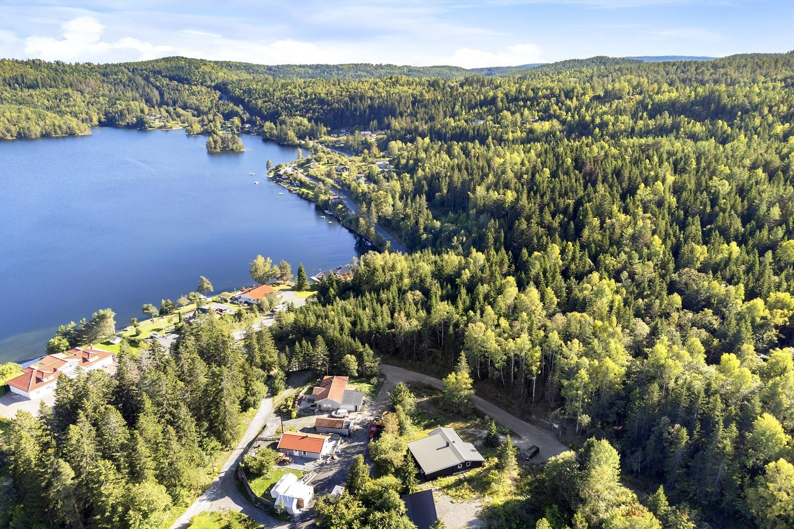 Hytta er beliggende i et skjermet og naturskjønt skogsterreng rett i nærheten av Hagatjern. Det er flotte bademuligheter på Hagatjern, som man kjører langs før man tar inn Sirikjerkeveien. Galleribilde