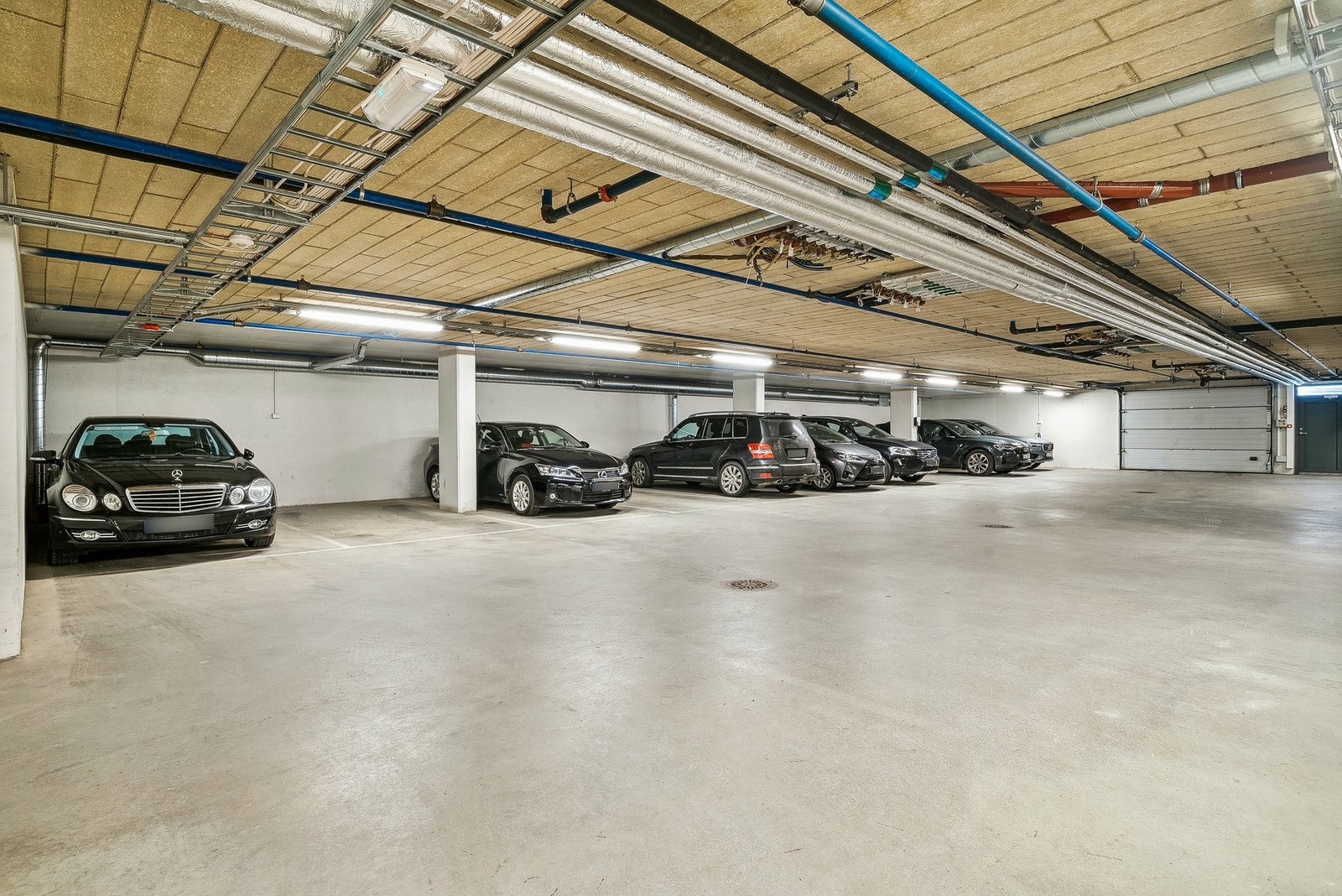 Egen parkeringsplass i garasjen. Galleribilde